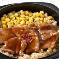 【本日発売】ファミマ「麓山高原豚 焼肉ライス」福島県のブランド豚「麓山高原豚」焼肉の旨味と焦がし醤油だれでガーリック風味のごはんがすすむ！11月28日エリア限定発売