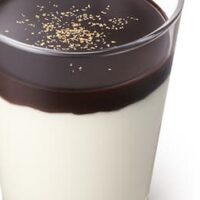 モスバーガー「まぜるシェイク なめらかチョコソース ～金粉のせ～」金粉のせのチョコソースシェイクが華やか！「おしるこ（粒あん）」も登場