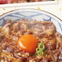 【本日発売】丸亀製麺「鹿児島黒牛 和牛すき焼き釜玉うどん」注文後に肉を焼いて提供！じゅわっと広がる肉の甘みととろける食感