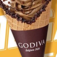 ゴディバから通常サイズの約1.6倍ボリュームのチョコレートソフトクリーム「メガパフェ チョコレート」が4月26日に期間限定で新登場
