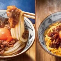 【本日発売】丸亀製麺 お月見メニュー「焼きたて牛すき釜玉うどん」「粗挽き肉チーズ釜玉うどん」9月3日発売！濃厚な玉子がからむ