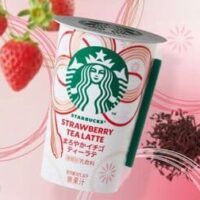 「スターバックス まろやかイチゴティーラテ」コンビニ限定チルドカップ！巳を華やかにあしらった干支デザイン