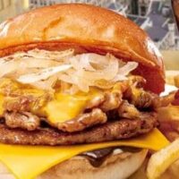 【本日発売】ロッテリア「フィリーチーズステーキバーガー」甘辛い牛カルビ肉×濃厚チーズ！旨辛ソース入り「スパイシー フィリーチーズステーキバーガー」も