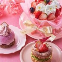 シャトレーゼのプレミアムブランドYATSUDOKI 2025年母の日スイーツ「メルシーフルールデコレーション」「天空の抹茶と苺のパリブレスト」など！