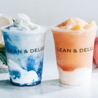 【DEAN & DELUCA（ディーン＆デルーカ）】2025年夏限定！ミルクと果実の夏色フラッペ2種が登場｜白桃×ローズヒップ＆ココナッツ×パイナップル