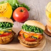 【2025年7月】ハンバーガーチェーン 新作サイドメニューまとめ！マクドナルド・ケンタッキー・モスバーガー・フレッシュネスバーガーの4ブランド14品