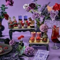 ANNA SUI×ザ ストリングス 表参道が初コラボ! 「ファンタジー&ローズ アフタヌーンティー」は9月18日~11月18日で開催|パープルローズのアートフラワーデコレーションが施されたテラス席も必見