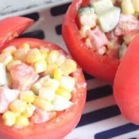 簡単・人気【トマトレシピ】まとめ!おかずにぴったり「なすとトマトのガーリックマリネ」「トマト長ねぎナムル」「とろけるトマトステーキ」など5選