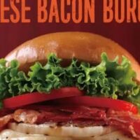 【本日発売】ハワイアンバーガーの名店「クア・アイナ」に「スモーク モントレージャックチーズ」など、香ばしい燻製チーズハンバーガーシリーズが登場！