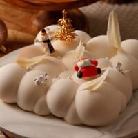 ザ ストリングス 表参道の2025年クリスマスケーキは子どもと大人が一緒にワクワクできる！中からカラフルチョコが出てくるものや、別添えのアイシングクッキーを乗せて完成させるものなど