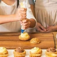 甘いおかしが家で簡単に作れる「ヨックモックのおうちで手作りクッキーシュー」を紹介｜クリームを絞れる袋と口金もセットになっているから道具の用意や片づけが楽チン