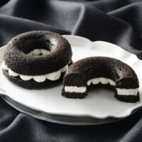 ローソン【ブラックフライデー】スイーツ・パンまとめ!「ブラックメロンパン」「黒いプリンアイス」「黒い焼きドーナツサンド」など