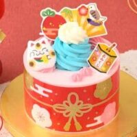 【2026年新春ケーキまとめ】シャトレーゼ「2026 HAPPY NEW YEAR デコレーション14cm」・銀座コージーコーナー「おみくじ付き初夢ケーキ」など