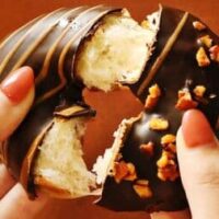 【2025年12月】ナッツチョコレートスイーツまとめ「ブラックサンダー うっとりジャンドゥーヤ」「ふわとろ生ドーナツ チョコナッツ」など