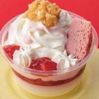 【2026年1月発売】コンビニ いちごスイーツまとめ！セブン-イレブン「プリンケーキパフェ いちごとミルク」・ローソン「Uchi Cafe いちごミルクのタルト」・ファミリーマート「もちっと食感 いちごのクレープ」など