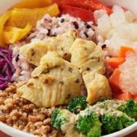 【無印良品】野菜不足が気になる日に。500kcal以下で野菜が摂れる冷凍ごはん6選│１／３日分の野菜を使った雑穀ごはん、素材を生かしたベジタブルピザ　彩り野菜のピザ