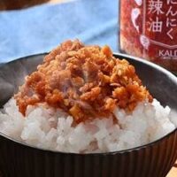 【KALDI】かけるだけで化ける調味料7選！ほかほかご飯にのせたくなる鮭にんにく辣油・ガーリックペッパーだれなど