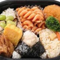 【セブン-イレブン】5月5日～発売！500kcal以下のお弁当&うどん3選～「温玉とりそぼろ丼（麦ごはん）」ほか～
