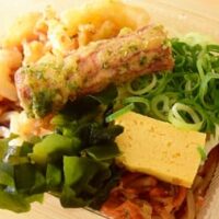 【丸亀製麺実食】天ぷら2種＆おかず付きの定番うどん弁当がお得！満足度の高さをレビュー