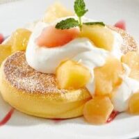 【2026年7月発売】パンケーキ新商品まとめ「桃づくしのパンケーキ～ヨーグルトアイス添え～」「いちごブリュレ パンケーキ」など